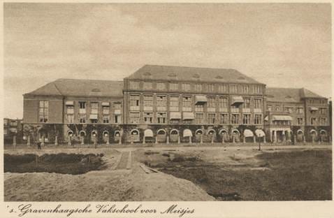 Afbeelding met gebouw, buitenshuis, hemel, huis